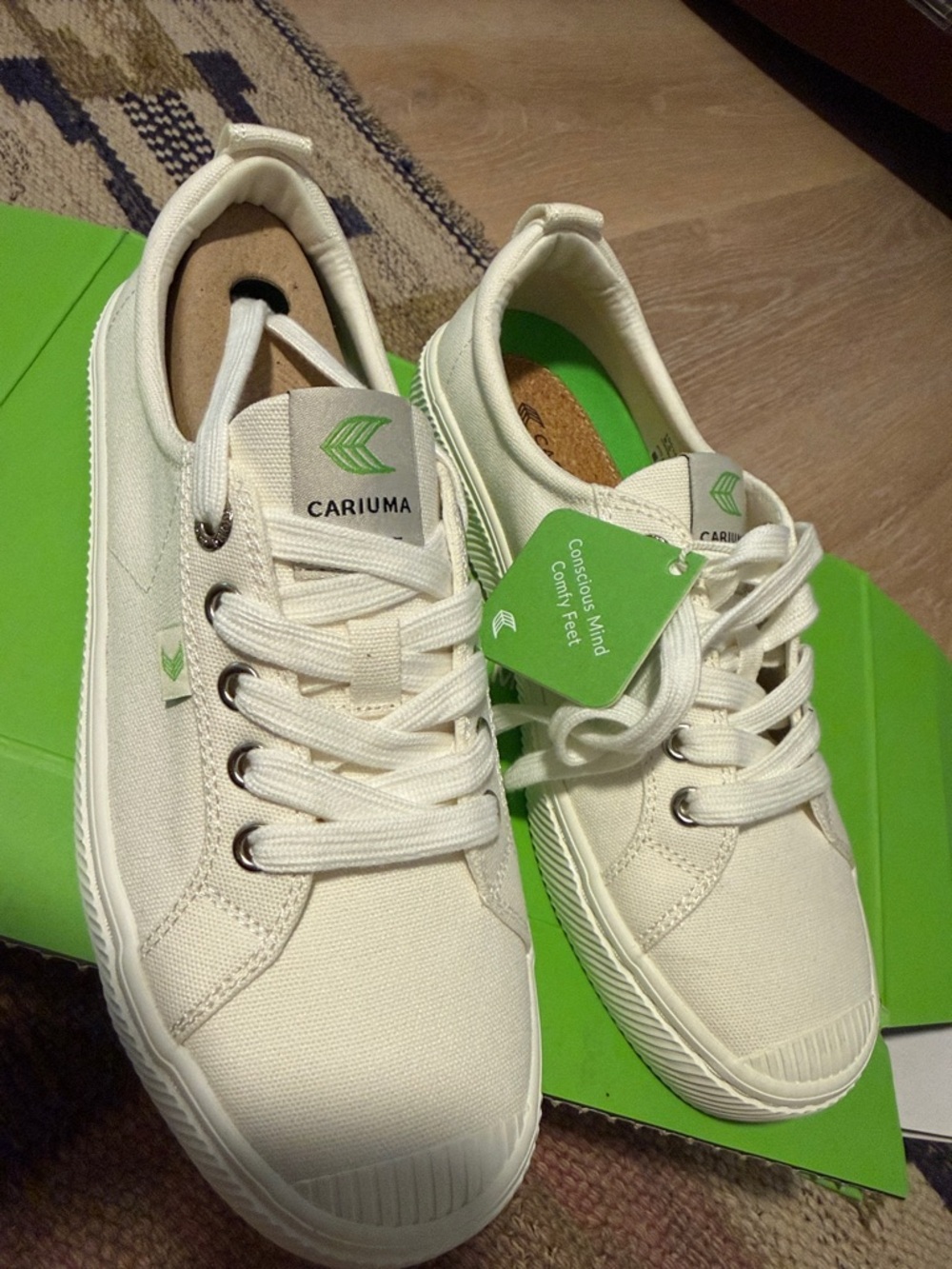 Cariuma Cream Canvas Low-Top Sneakers with Green Logo